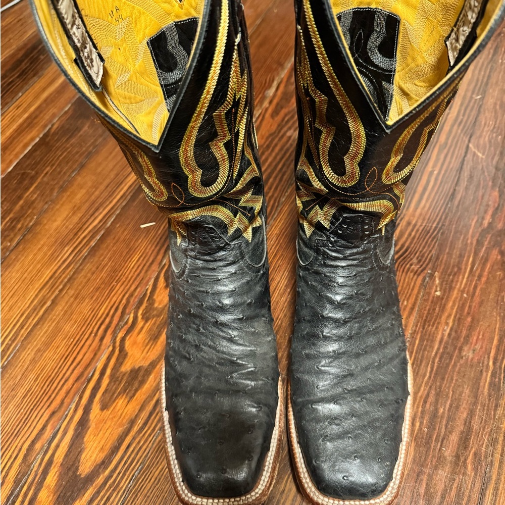 Elegant Black and Gold Men's Western Boots
